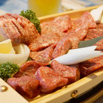 焼肉ウエスト 天神店 - お肉の舟盛。