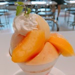 タカノフルーツパーラー - 岡山県産 桃と黄桃のパフェ 桃がつやつや