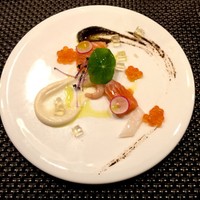 ahill azabu - 甘えび、サーモン、いくらをカリフラワーソースとブラックオリーブソースで。