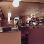 ル・モニュマンブルー - カウンターとソファ席部分。