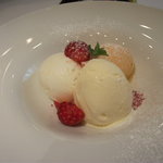 IL PINOLO LEVITA - ジェラートとソルベの盛合せ