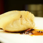 菜香餃子房 - 焼餃子@税込500円：2個目以降は、自家製の花山椒に、辣油と黒酢で。