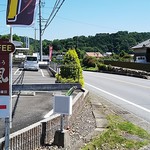楓 - 近くの通り沿いの看板