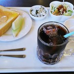 楓 - アイスコーヒー（380円）、モーニング（トースト、ゆで卵、サラダ、ワカメごはん、メロン）