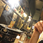 Tetsu - 店内にはカウンターもあり。
      一人焼肉も違和感なく全然大丈夫。