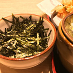 味奈登庵 - 富士山盛りになると、ざるそばの海苔は別添えになるようである。
      ま、これだけの山なので、上にのせただけでは足りないよね。
      プリタツの海苔をあえてのせない。
      とてもありがたい心遣い。