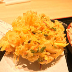 味奈登庵 - かき揚げ天ぷら。
      今日のかき揚げ天ぷらは、揚げている時間がちょっと短かったみたいだね。
      ま、これだけ通っていれば、こういう日もある。