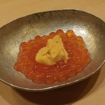 鮨 しゅん輔 - いくら 赤雲丹をのせて