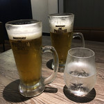 Yakiniku Ando Teuchi Reimen Jirou - 手前側のビールはまだマシですが奥のビールは少なすぎません？