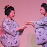 宮川町ビアガーデン - 祇園小唄の舞を披露中