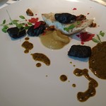 ル・ヴァンキャトル - スズキのポアレ 鮑の肝ソース、焼き茄子のピューレ、ムール貝、イカスミのニョッキ