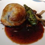 黒田庄牛ロースのパイ包み トリュフソース、茸と万願寺唐辛子