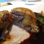 ル・ヴァンキャトル - 黒田庄牛ロースのパイ包み トリュフソース、茸と万願寺唐辛子