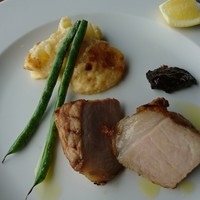 アーティスト カフェ - デュロック種豚の炭火焼き トリュフ風味のじゃが芋のグラタン プラムのプレア