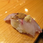 天寿し - 玄界灘の瀬付き鯵に粉醤油と生姜！　これが最高！