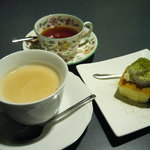 カフェ トレイン - ホットカフェオレにホットアップルティー＆ミニ抹茶ケーキ