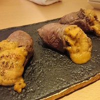 肉寿司 イタリアンバル 閂 心斎橋店 - 伊賀牛とろ肉と雲丹のバラ仕立て
