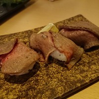 肉寿司 イタリアンバル 閂 心斎橋店 - タンの握り