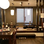 Teuichi Soba Kishin - カウンター席、小上がり席、テーブル席ございます店内です。