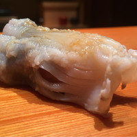 鮨 真 - 愛知鳥貝。浜茹で。磯の香りはなくぷにぷにと柔らか。ほんのりした甘みがある。少し火が入りすぎ風味が弱い印象。酢飯の酸が少し主張強い一貫。