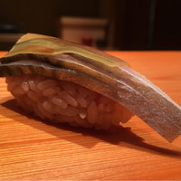 鮨 真 - 鯖。赤酢と砂糖と水の割り酢で締めて1日目。塩での脱水はしっかりとされプリッとした食感でしまった身の旨味の後に柔らかな酢の酸と甘みが広がる。白板昆布は柔らかで主張さ穏やか。美味！