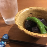 一八 - お通しの揚げ浸しと、佐藤の黒水割り500円。焼酎が安い！