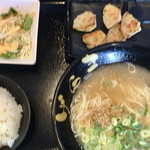 らーめんず倶楽部げんき - 一口餃子に柚子胡椒、ラーメン、白飯、サラダ付き680円はコスパ良い