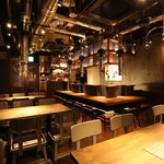 炭火焼ホルモン ぐう - 広々としたテーブル席