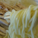 牡丹園 - 麺は低加水率で白肌のスクエアーな中細ストレート。