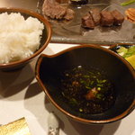 瑞兆 - ご飯、タレ、奥には鉄板で焼かれるステーキ