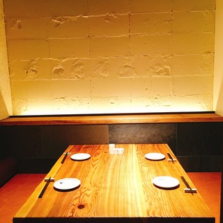 半個室席は3つご用意。
                                  焼き場の見える半個室席は落ち着いた空間です。