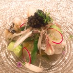 リストランテ ドゥエ フィオーリ - 鳥節のブロードを含ませた夏野菜の冷製
      蒸しハモ トマトのジュレ キャビア キュウリ 茗荷