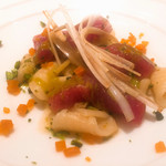 リストランテ ドゥエ フィオーリ - 卵白で練り上げたコンキリエ 新鮮なカツオのマリネ
      からすみ 焼きネギ シブレット ピスタチオ卵黄