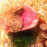 リストランテ ドゥエ フィオーリ - ウズラで包んだ黒豚のコテキーノとレンズ豆
      クレソンの緑 サマートリュフ 玉葱のアグロドルチェ