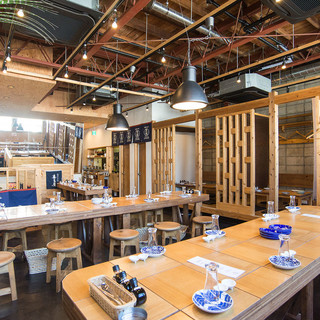 解放感あふれる全80席。冬は、掘りごたつでゆっくり。