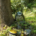 アウストロ - お店までの長いアプローチの先にトトロがお出迎え