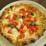 アウストロ - マルゲリータAustro【チェリートマト・バジル・パルミジャーノ・水牛のモッツァレラチーズ