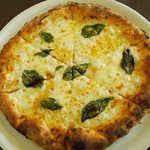 アウストロ - ビアンカ　【バジル・パルミジャーノ・モッツァレラチーズ・EVオリーブオイル】