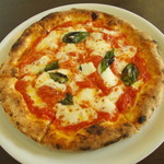 アウストロ - マルゲリータ　【トマトソース・バジル・パルミジャーノ・モッツァレラチーズ】