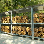 アウストロ - アプローチ脇の薪がオシャレ