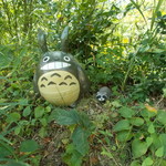 アウストロ - 駐車場からお店までの長いアプローチの脇によく見るとトトロが隠れてる