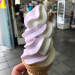 扇沢売店 - ソフトクリーム ミックス(バニラ、巨峰)