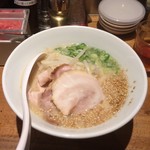 白丸とんこつ百年豆腐＋チャーシュー２枚、もやし