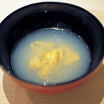 紀尾井町 三谷 -  淡路島の由良の紫雲丹に土用しじみのお出汁をかけた椀