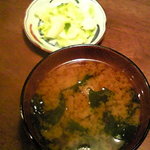 炭焼豚丼 空海 - 味噌汁と浅漬け