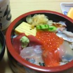 奴寿司 - ちらし寿司　（味噌汁・果物付　\800)