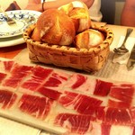 スペイン料理 ダリ - ハモンイベリコベジョータ2200円＋テーブルチャージのパン