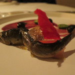 AZUR et MASA UEKI - 天竜川放流　鮎のコンフィ　シャンパンブルーベリーソース