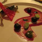 AZUR et MASA UEKI - 天竜川放流　鮎のコンフィ　シャンパンブルーベリーソース