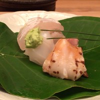 緒方 - 朴葉包み(石垣貝、たいざの白イカ、明石の甘手鰈)